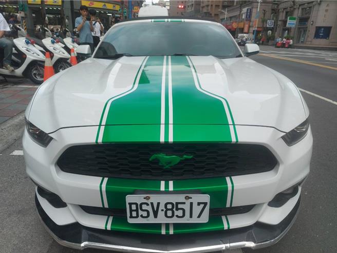 1輛5.0 V8的福特野馬雙門敞篷跑車要價200多萬元。（張鎧乙攝）