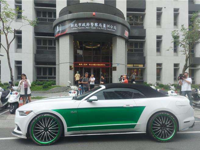 1輛5.0 V8的福特野馬雙門敞篷跑車要價200多萬元。（張鎧乙攝）