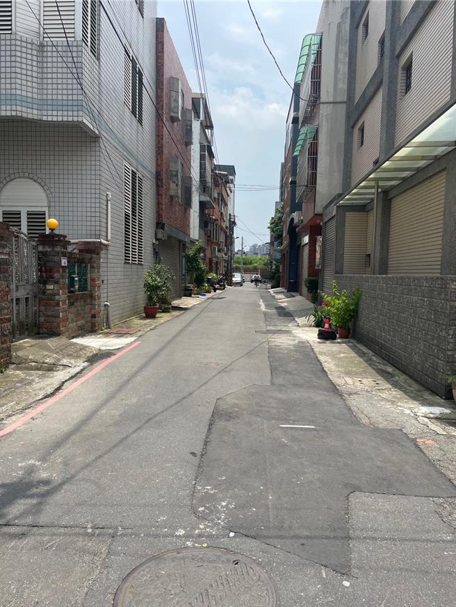 桃園市議員周玉琴指出，楊梅地區有許多已完成的汙水下水道接管工程，因一直未投入經費執行道路銑鋪計畫，導致該工程無法順利完成。（桃園市議員周玉琴提供）