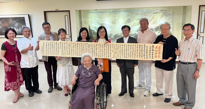 袁之靜天地有大美系列巡迴展嘉賓合影。(照片/中臺科技大學提供)