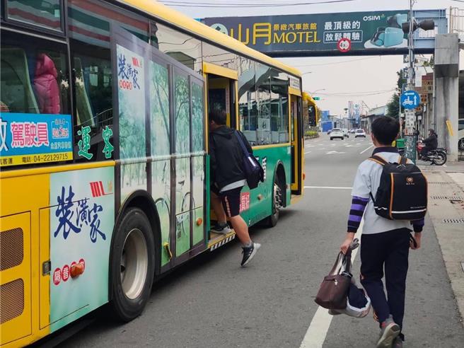 草屯鎮到台中市就讀國高中的學生，因為晚上還有輔導課或補習，若超過晚上8時，就沒有公車可以搭，被迫搭計程車回家。（民眾提供／楊靜茹南投傳真）