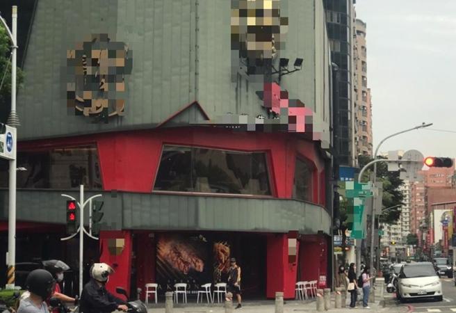 惊悚！高雄市左营区博爱二路上某知名连锁牛排店，今天下午发生一起恐怖工安意外，45岁李姓女员工工作时不慎右手遭绞肉机卷入。（警方提供／林雅惠高雄传真）