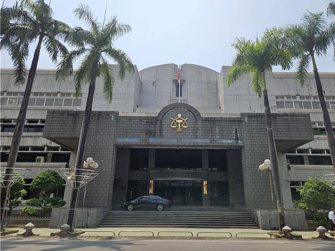 屏东县春日乡一名柳姓男子，酒后不满邻居音量过大，竟将卓姓邻居一刀刺死，屏东地检署侦查终结，依杀人罪起诉，并将案件移由屏东地方法院审理。（罗琦文摄）