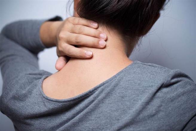 肩頸痠痛是現代人常有的困擾，許多人會透過按摩來緩解不適，但醫師提醒，要小心脖子有「危險三角區」。（示意圖：shutterstock／達志）