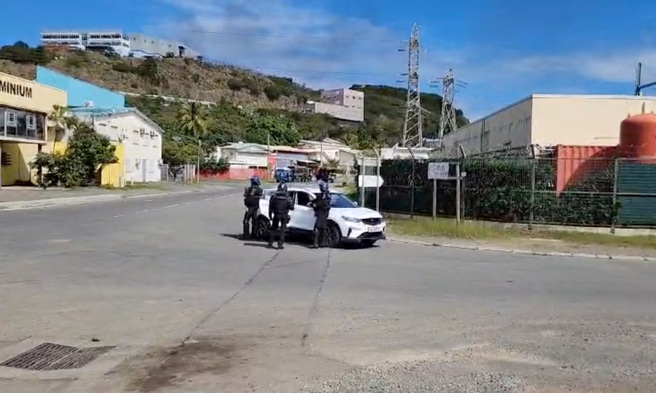 2024年5月16日，新喀里多尼亚诺美亚，法国执法人员在暴动期间站岗。（ 路透社）