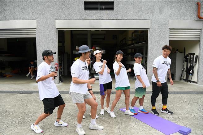 KID（左起）、胡宇威、雷艾美、锺？、瑞玛席丹、蔡昌宪、郭泓志前往花莲接受体能训练。（图／三立提供）