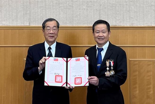 考试院改组在即 黄荣村颁功绩与考铨奖章感谢卸任首长，右一为考选部长许舒翔。（曾薏苹）