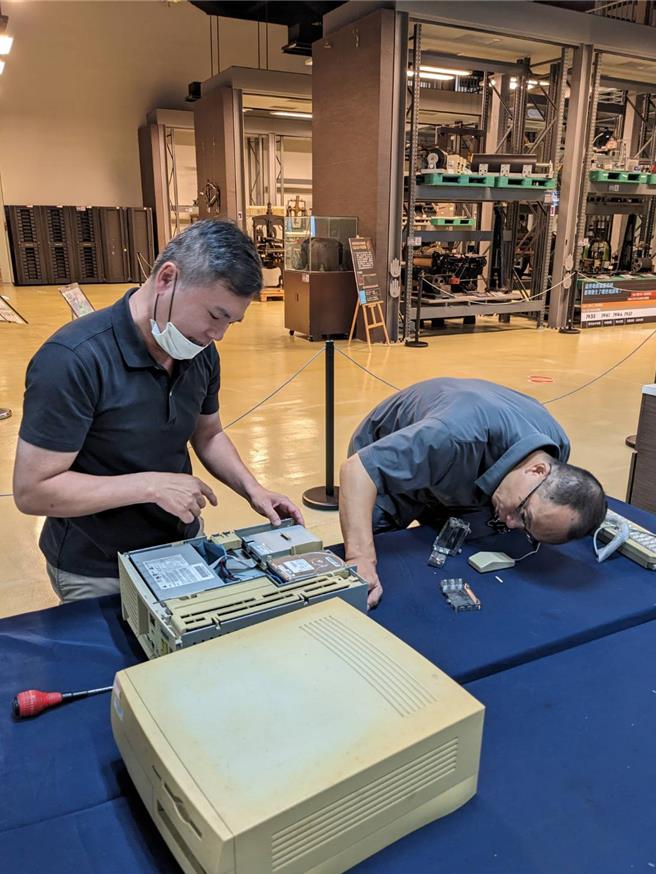 國立高雄科工館於每周二推出文物修護展演，能近距離與修護人員互動，加深民眾對文物修護認識。（國立科工館提供／任義宇高雄傳真）