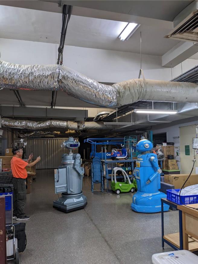 科工館開館初期有「鐵克納」與「賽恩絲」機器人與民眾互動，近年因零件老舊須時常修護，科工館於每月第2個週二對2位機器人進行修護展演。（國立科工館提供／任義宇高雄傳真）