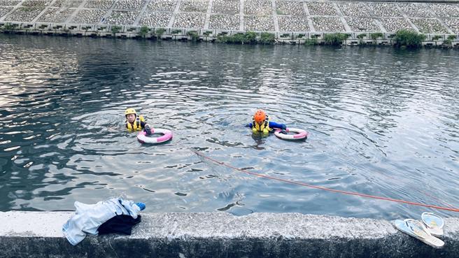 台中市大里区17日下午传出溺水案，19岁郑姓少年与6位友人在中投福德宫附近排水钓鱼不慎跌落河堤，警消获报立即赶往现场，目前刚寻获，由消防人员持续急救中。（民眾提供／潘虹恩台中传真）