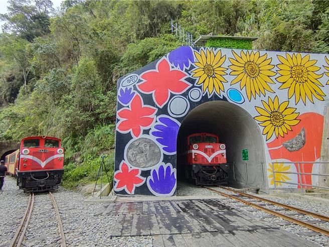 42號新隧道完工（右），原42號隧道（左）洞口原貌保留作為環境及文化教育場域。（廖素慧攝）