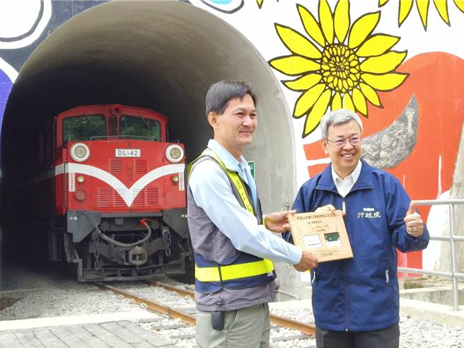 陳建仁贈送禮物表揚工地主任李致寬及團隊克服萬難完成工程。（廖素慧攝）