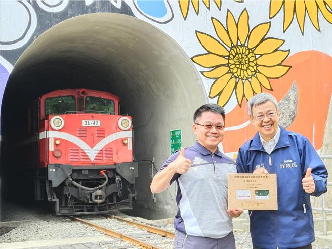 陳建仁贈送禮物表揚林鐵處工程主辦連祥益技正。（廖素慧攝）