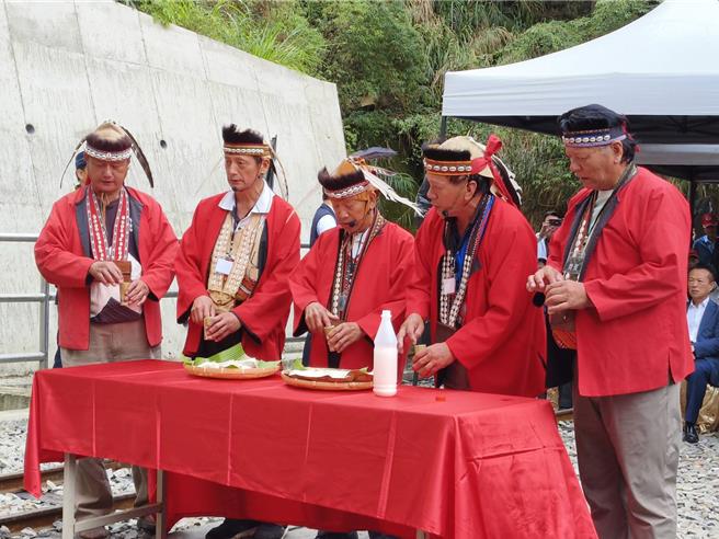 阿里山林鐵42號隧道17日舉辦竣工典禮，進行鄒族祈福儀式祈福。（廖素慧攝）
