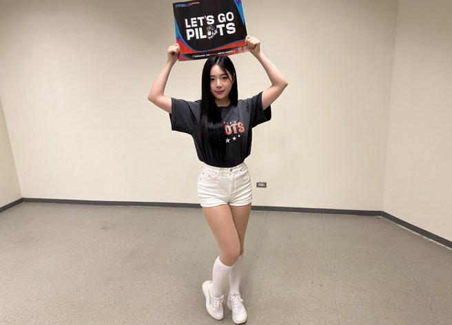 领航猿刚报到的韩籍啦啦队赵娟周。(黄及人摄)