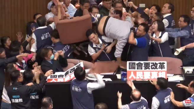 沈伯洋重摔「头撞地」。（取自直播）