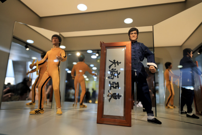 2023年是傳奇人物、功夫巨星李小龍逝世50周年，圖為香港文化博物館舉行的「李小龍 — 經典永續」展覽。（圖／中新社）