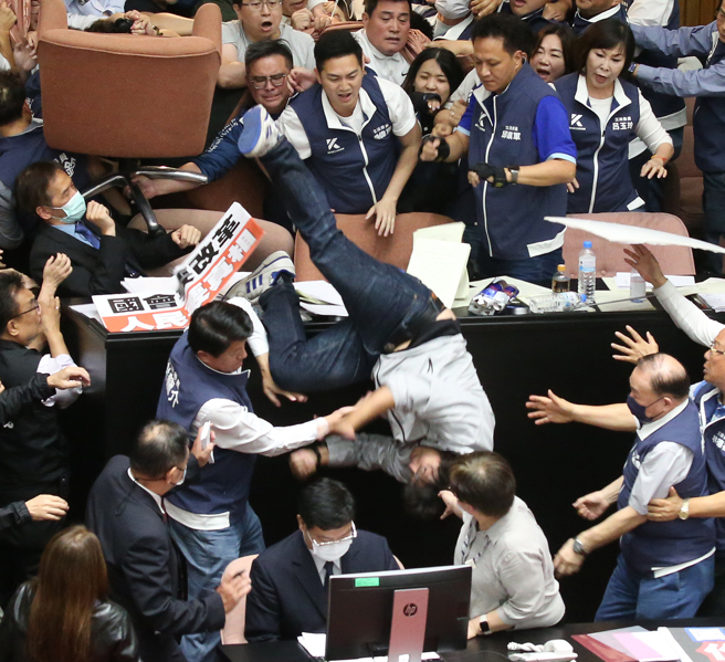 立法院17日院会表决大战衝突，民进党立委沈伯洋摔落主席台，随后送医。（姚志平摄）