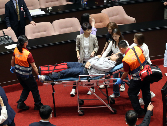 民进党立委沈伯洋。试图从主席台后门衝进议场，从高处被拉下，头直接着地，随后送医。（赵双杰摄）