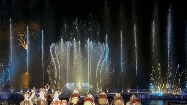 「2024碧潭水舞」17日晚間盛大登場，新北市長侯友宜出席碧潭水舞啟動儀式，水舞展演至8月31日止，連續107天不間斷。（高鈞麟攝）