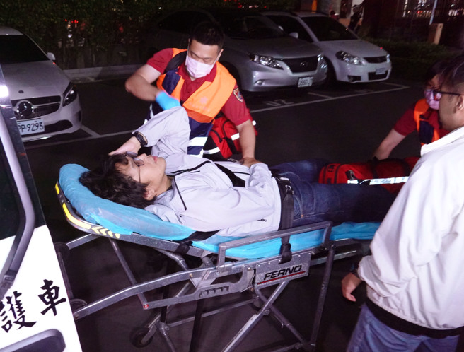 立法院17日院会表决大战衝突，民进党立委沈伯洋摔落主席台，随后送医。（姚志平摄）