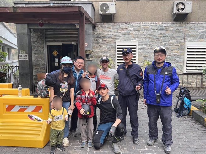 0403花蓮大地震造成12名遊客受困白楊步道，保七大隊警員張曾慈軒（前右一）與希籍男子Dimitris Belbas（後右三）2人合力架起繩索，牽著小朋友緩慢攙扶繩索通過崩塌石瀑，幫助全員脫離危險，而這名希臘遊客Dimitris Belbas，是前駐紐西蘭大使蔡爾晃的女婿。（警方提供／羅亦晽花蓮傳真）