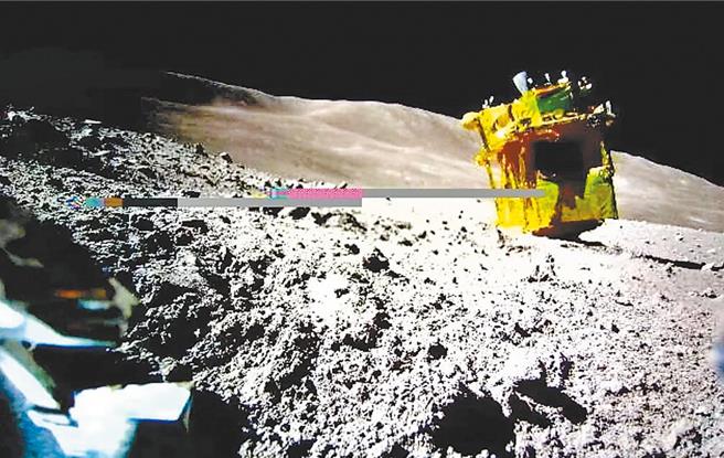今年1月25日，日本宇宙航空研究開發機構（JAXA）宣布小型無人月球探測器「SLIM」精準登陸月球表面，並公布登月後畫面。（摘自JAXA社群媒體X）