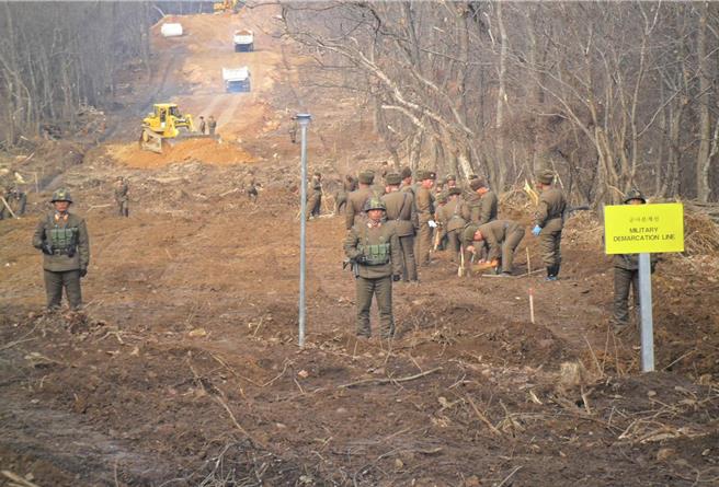 圖為2018年11月，北韓士兵在兩韓非軍事區（DMZ）內的某次行動中被拍到。（路透社）