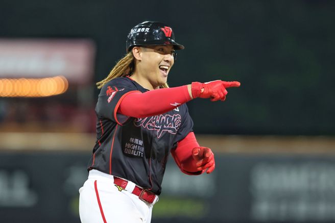 味全龙吉力吉捞・巩冠在6局下敲出本季第6轰。（味全龙提供）