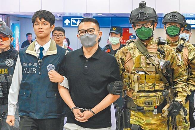 涉嫌地下匯兑217亿多元的「88会馆」负责人郭哲敏与其小弟张旭升，被新北地检署指控涉地下匯兑上百亿起诉，今（17）日新北地方法院开审理庭，与他闹翻的昔日同伙威登租赁负责人李冠潍作证，指控郭哲敏是威登幕后金主，以超跑洗钱，被郭与张旭升否认，反指李冠潍才是利用超跑诈骗的惯犯。（资料照）