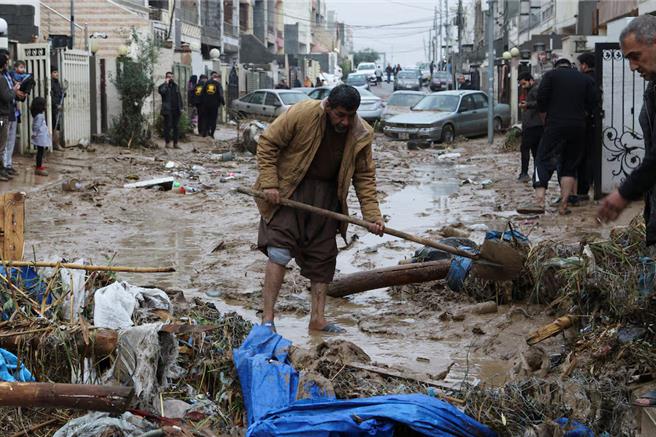 2021年伊拉克發生洪災後的混亂景象（圖／路透社）