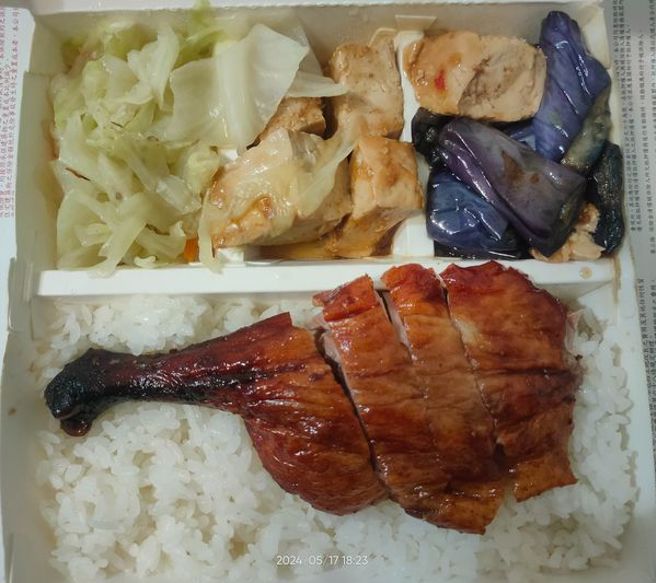 一名南部網友貼出自己3菜1肉的鴨腿便當，表示只要65元，讓大眾驚呼不敢相信。(圖／爆廢公社)