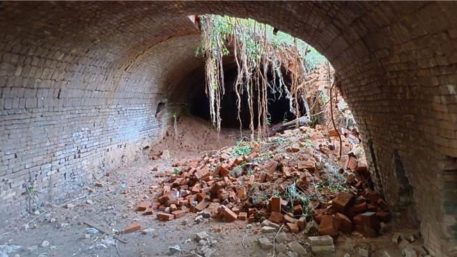 湖口波罗汶砖窑场八卦窑遭到不明人士破坏，有窑室的窑顶也被敲破。（民眾提供／邱立雅竹县传真）