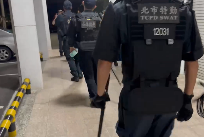 立法院外聚200多民眾，北市警特勤中隊進駐，各分局警力待命。（圖／讀者提供）