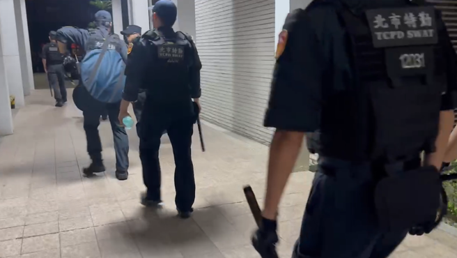 立法院外聚200多民眾，北市警特勤中隊進駐，各分局警力待命。（圖／讀者提供）