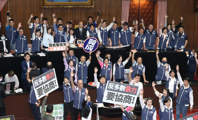 立法院17日院會傍晚進入表決大戰。（姚志平攝）