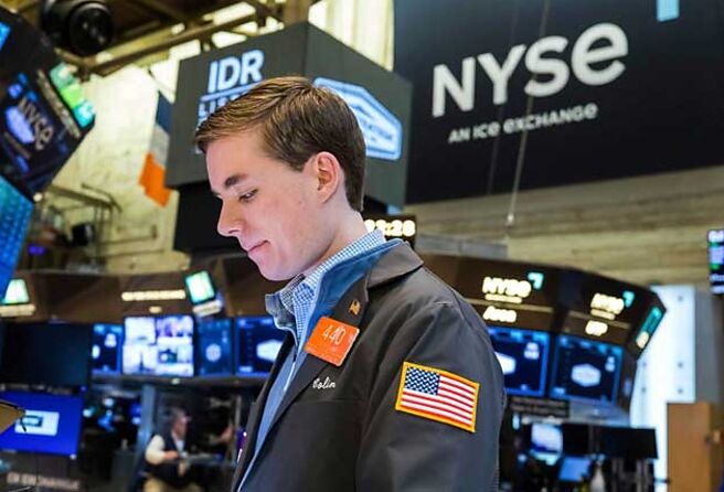 道琼工业指数上涨近百点，触及4万点大关。图／美联社