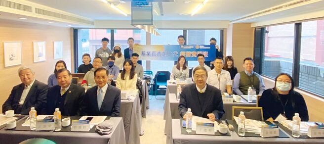 由商研院開辦第12期「基業長青創二代班」開始招生；圖為上一屆基業長青創二代班學員與商研院董事長許添財、院長王建彬共同合影。圖／商研院提供