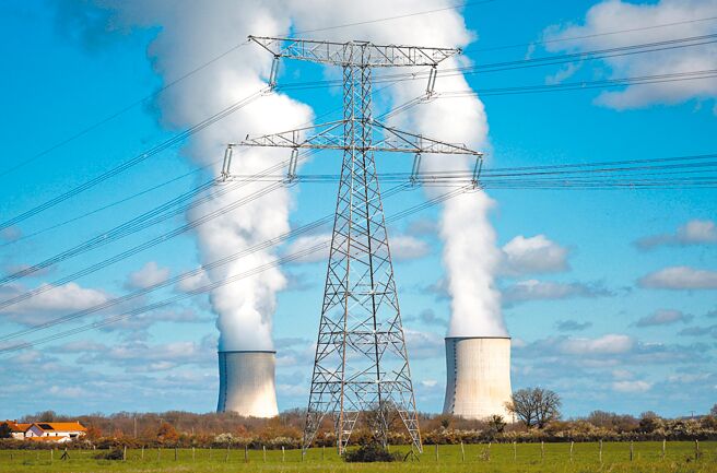 國發會主委劉鏡清強調，非核家園終極目標不變，但對於重啟核能他抱持開放討論的態度。圖為法國核電廠冷卻水塔蒸氣。（圖／路透）