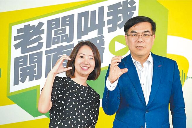 民進黨直播節目《老闆叫我開直播》，邀請準環境部長彭啟明（右）暢談。（民進黨提供）