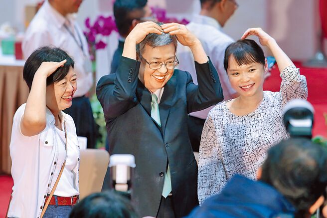 行政院長陳建仁（中）16日出席惜別茶會，應政院同仁的要求，比出大愛心手勢合影留念。（黃世麒攝）