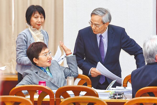 台美租税协定可能延后洽签。图为财政部长庄翠云（左）对政务次长阮清华（右）拍肩表示感谢。（杜宜谙摄）