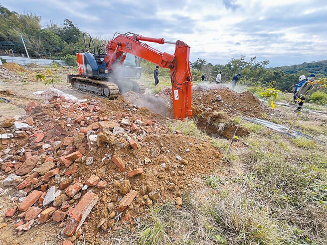 朱姓环保业者非法将事业废弃物堆置于新竹县宝山乡的山坡地，警政署保七总队经半年跟监调查终于破获，新竹地检署近日侦结起诉。（新竹县警局提供／邱立雅竹县传真）
