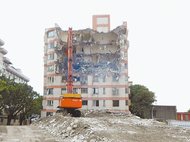 0403花蓮大地震發生迄今已過1個月，花蓮縣內累計須強制拆除建物有15棟，未來縣府如何協助災民重建家園，成了議員質詢的關注焦點。圖為因強震造成傾斜的統帥大樓。（本報資料照片）