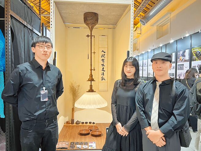 朝陽科大工設系學生畢業作品「Shine & Dine」將吊燈結合菜罩，創新設計榮獲LIT瑞士照明設計獎及MUSE法國謬思設計獎。（朝陽科大提供／王煌忠台中傳真）
