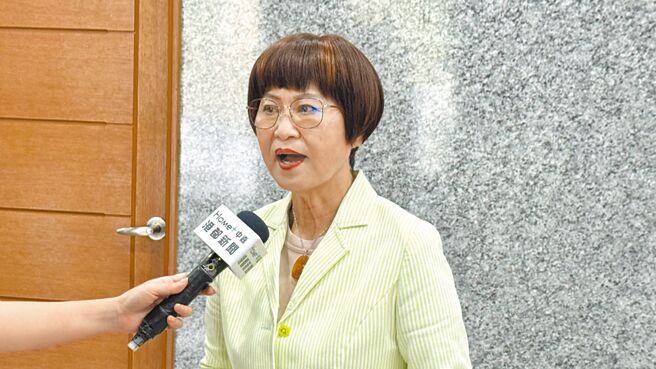 高市議員李喬如16日指出，高雄旗津每逢滿月常因大潮海水倒灌，大太陽沒下雨也會積淹水，地方飽受困擾，質疑市府治水成效。（柯宗緯攝）