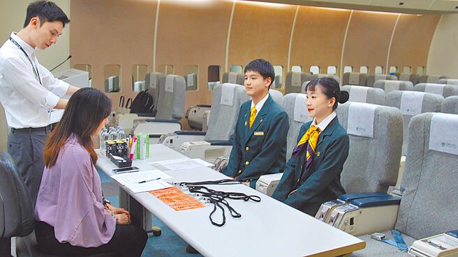 国立高雄餐旅大学近日为毕业生举办企业徵才活动，受邀参与的星宇航空首次在校园内办理「客舱组员」招募，吸引62位多益达600分以上的同学报名面试。（高雄餐旅大学提供／洪靖宜高雄传真）