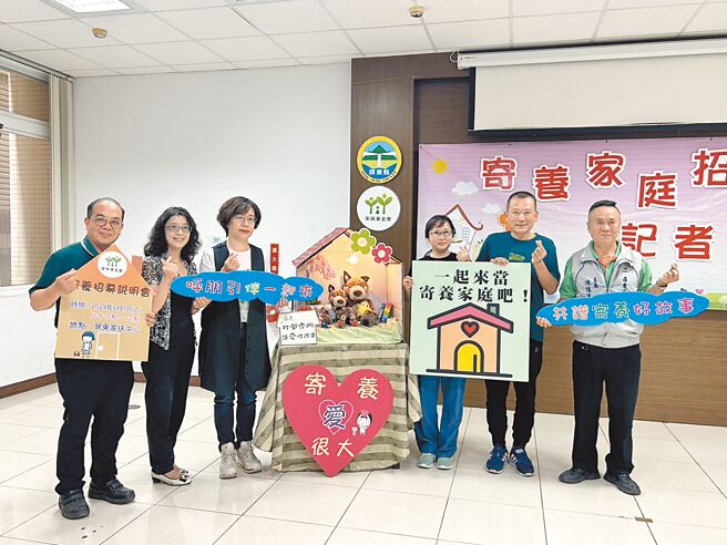 因晚婚没生孩子的王旻翊（右二）、陈秀婷（右三）夫妻，3年前加入寄养家庭行列，他们16日出席屏东家扶招募寄养家庭记者会，呼吁有爱心的家庭一同投入照顾寄养童。（谢佳潾摄）