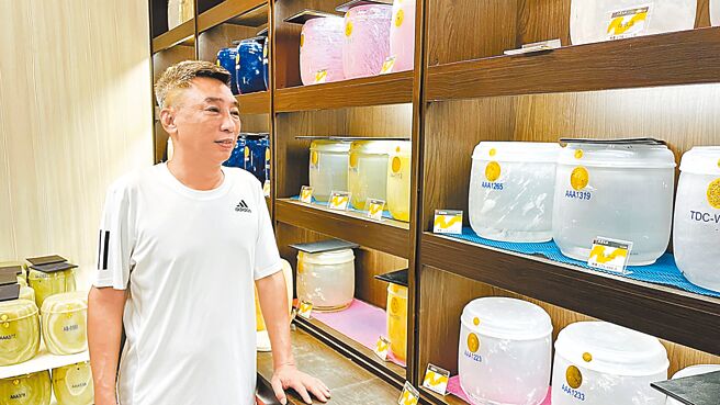 李濂淞從事殯葬百貨業，有感於骨灰保存不易，耗資3000萬元、歷時4年，獨家研發人工水晶骨灰罐，防腐、防潮性佳，取得13項專利認證，成為存放遺骨的新選擇。（蕭嘉蕙攝）