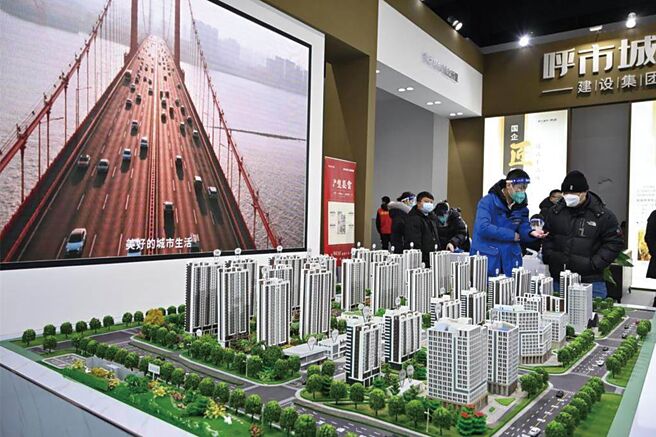 大陆媒体认为，这波取消房产限购风潮，不只是顺应市场需求，更间接带动起掀起一波「抢人大战」。（中新社）